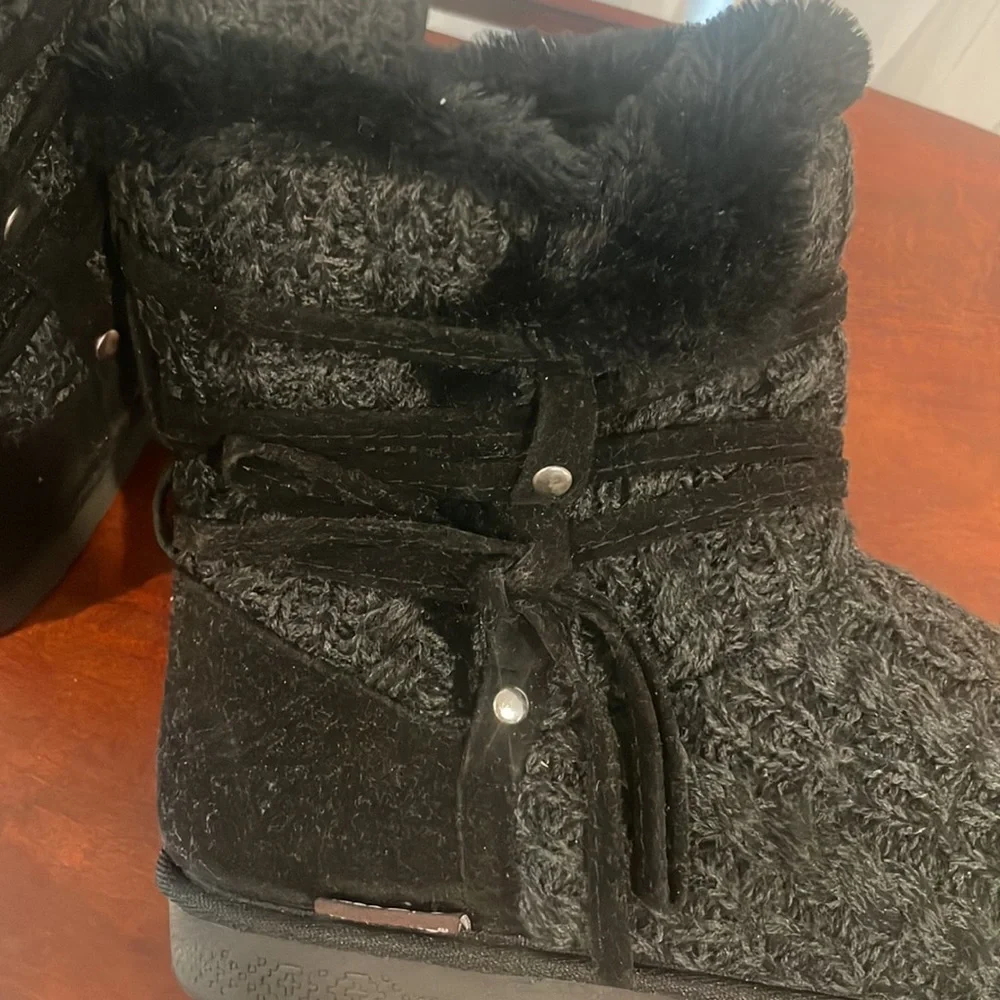 Black/Grey Chenille Short Muk Luks Sweater Boots, size 9